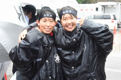 2人での最後の駅伝で連覇を飾り、喜び合う長野東の田畑陽菜主将（右）と真柴愛里選手＝京都市のたけびしスタジアム京都で2025年12月21日午後0時22分、鈴木英世撮影