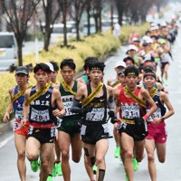 男子の1位でフィニッシュする学法石川の美沢央佑選手＝たけびしスタジアム京都で2025年12月21日、大西岳彦撮影