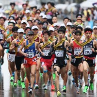 男子の1位でフィニッシュする学法石川の美沢央佑選手＝たけびしスタジアム京都で2025年12月21日、大西岳彦撮影