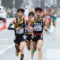 男子の1位でフィニッシュする学法石川の美沢央佑選手＝たけびしスタジアム京都で2025年12月21日、大西岳彦撮影