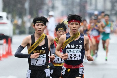 1区、先頭集団から抜け出す学法石川の増子陽太（手前左）と西脇工の新妻遼己（同右）ら＝京都市内で2025年12月21日、長澤凜太郎撮影