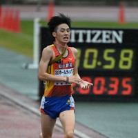 男子の1位でフィニッシュする学法石川の美沢央佑選手＝たけびしスタジアム京都で2025年12月21日、大西岳彦撮影