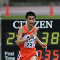 男子の1位でフィニッシュする学法石川の美沢央佑選手＝たけびしスタジアム京都で2025年12月21日、大西岳彦撮影