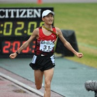 男子の1位でフィニッシュする学法石川の美沢央佑選手＝たけびしスタジアム京都で2025年12月21日、大西岳彦撮影