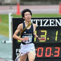 男子の1位でフィニッシュする学法石川の美沢央佑選手＝たけびしスタジアム京都で2025年12月21日、大西岳彦撮影