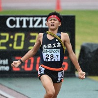男子の1位でフィニッシュする学法石川の美沢央佑選手＝たけびしスタジアム京都で2025年12月21日、大西岳彦撮影