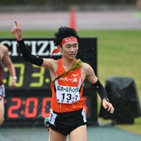 男子の1位でフィニッシュする学法石川の美沢央佑選手＝たけびしスタジアム京都で2025年12月21日、大西岳彦撮影