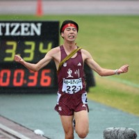 男子の1位でフィニッシュする学法石川の美沢央佑選手＝たけびしスタジアム京都で2025年12月21日、大西岳彦撮影