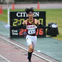 男子の1位でフィニッシュする学法石川の美沢央佑選手＝たけびしスタジアム京都で2025年12月21日、大西岳彦撮影