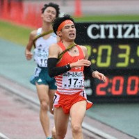 男子の1位でフィニッシュする学法石川の美沢央佑選手＝たけびしスタジアム京都で2025年12月21日、大西岳彦撮影