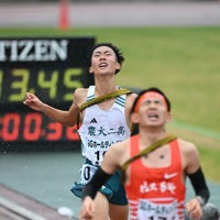 男子の1位でフィニッシュする学法石川の美沢央佑選手＝たけびしスタジアム京都で2025年12月21日、大西岳彦撮影
