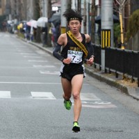 男子の1位でフィニッシュする学法石川の美沢央佑選手＝たけびしスタジアム京都で2025年12月21日、大西岳彦撮影