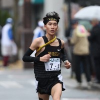 男子の1位でフィニッシュする学法石川の美沢央佑選手＝たけびしスタジアム京都で2025年12月21日、大西岳彦撮影