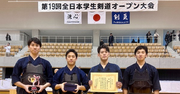 全日本学生剣道オープン大会で男子三段以上の部を制した鹿屋体育大Eチームの（左から）緒方洸成、熊木隆汰、妹尾風輝、西智弘の4選手＝岡山市北区のシゲトーアリーナ岡山で2025年12月21日午後3時35分、玉城光祐撮影