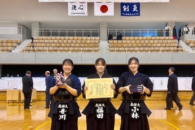 全日本学生剣道オープン大会で女子三段以上の部を制した鹿屋体育大Aチームの（左から）寺川舞、福田聖奈、小林千鶴の3選手＝岡山市北区のシゲトーアリーナ岡山で2025年12月21日午後3時35分、玉城光祐撮影