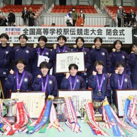 第37回女子全国高校駅伝で優勝した長野東の選手たち＝京都市右京区の京都市体育館で2025年12月21日、長澤凜太郎撮影