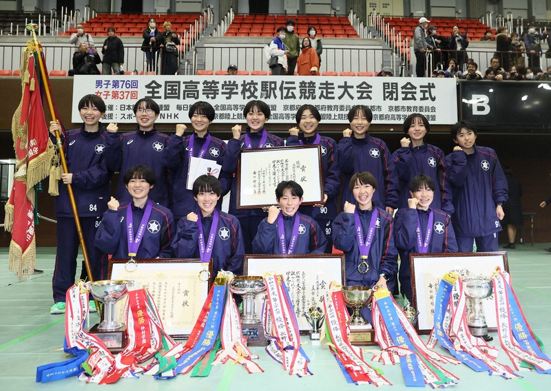 第37回女子全国高校駅伝で優勝した長野東の選手たち＝京都市右京区の京都市体育館で2025年12月21日、長澤凜太郎撮影