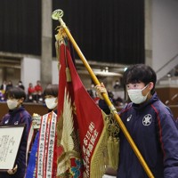 第37回女子全国高校駅伝で優勝し、表彰される長野東の選手たち＝京都市右京区の京都市体育館で2025年12月21日、長澤凜太郎撮影