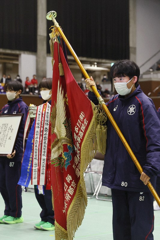 第37回女子全国高校駅伝で優勝し、表彰される長野東の選手たち＝京都市右京区の京都市体育館で2025年12月21日、長澤凜太郎撮影