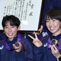 第37回女子全国高校駅伝で優勝し、笑顔を見せる長野東の田畑陽菜選手（右）と真柴愛里選手＝京都市右京区の京都市体育館で2025年12月21日、長澤凜太郎撮影
