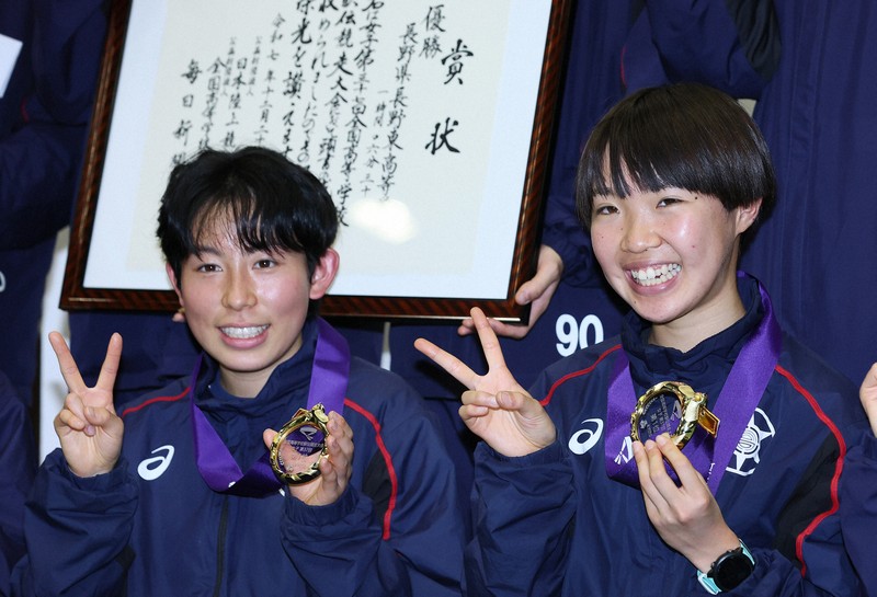 第37回女子全国高校駅伝で優勝し、笑顔を見せる長野東の田畑陽菜選手（右）と真柴愛里選手＝京都市右京区の京都市体育館で2025年12月21日、長澤凜太郎撮影