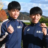 肩を組む双子の兄・新妻遼己（右）と弟・昂己＝西脇市の西脇工で、2025年12月3日午後2時35分、前田優菜撮影