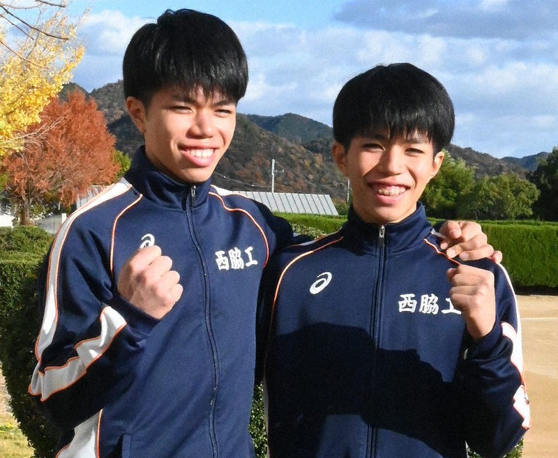 肩を組む双子の兄・新妻遼己（右）と弟・昂己＝西脇市の西脇工で、2025年12月3日午後2時35分、前田優菜撮影