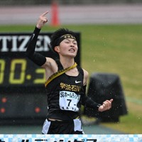 男子の1位でフィニッシュする学法石川の美沢央佑選手＝たけびしスタジアム京都で2025年12月21日、大西岳彦撮影