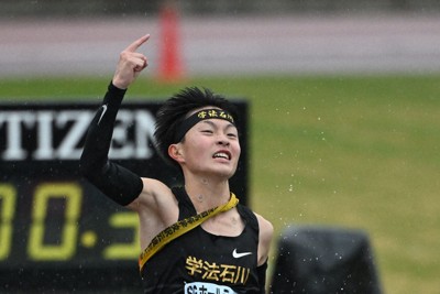 男子の1位でフィニッシュする学法石川の美沢央佑選手＝たけびしスタジアム京都で2025年12月21日、大西岳彦撮影