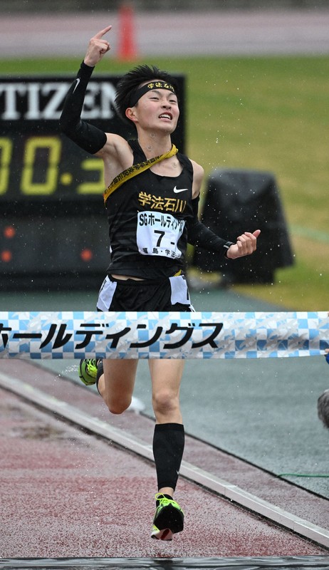 男子の1位でフィニッシュする学法石川の美沢央佑選手＝たけびしスタジアム京都で2025年12月21日、大西岳彦撮影