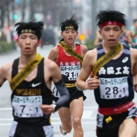 1区、先頭の学法石川と西脇工を追う鳥取城北の本田桜二郎（中央）＝京都市内で2025年12月21日、長澤凜太郎撮影