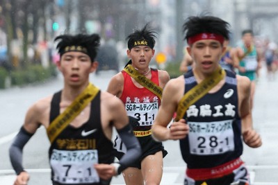 1区、先頭の学法石川と西脇工を追う鳥取城北の本田桜二郎（中央）＝京都市内で2025年12月21日、長澤凜太郎撮影