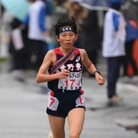 3区、力走する長野東の真柴愛里＝京都市内で2025年12月21日、久保玲撮影