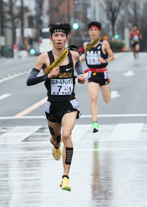 1区、西脇工を引き離す学法石川の増子陽太（手前）＝京都市内で2025年12月21日、長澤凜太郎撮影