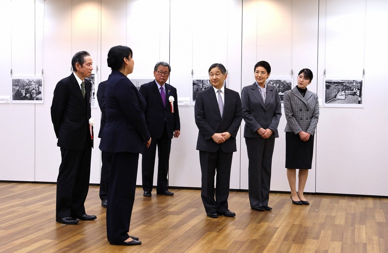 天皇ご一家 戦後80年写真展を鑑賞 [写真特集1/7] | 毎日新聞