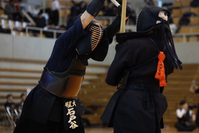 全日本学生剣道オープン大会の女子三段以上の部で、鋭く踏み込む選手＝岡山市北区のシゲトーアリーナ岡山で2025年12月20日午後2時31分、玉城光祐撮影