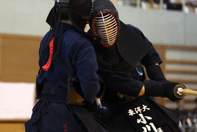全日本学生剣道オープン大会の男子三段以上の部で、熱戦を展開する選手たち＝岡山市北区のシゲトーアリーナ岡山で2025年12月20日午後2時50分、玉城光祐撮影