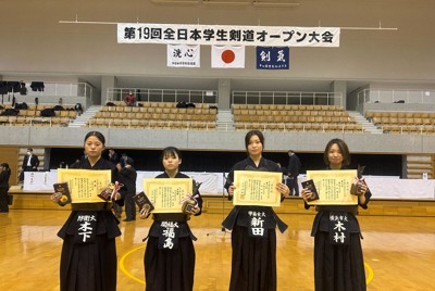 女子二段以下の部で4強に入った選手たち（左から）防衛大・木下宏果、関西福祉大・福島愛桜、甲南女子大・新田羽菜、横浜市立大・木村穂乃香＝岡山市北区のシゲトーアリーナ岡山で2025年12月20日午後5時57分、玉城光祐撮影