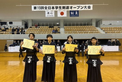 男子二段以下の部で4強に入った（左から）福井工大・大宮輝星、京産大・高橋啓太、広島大・金森貴陽、周南公立大・上土居陸＝岡山市北区のシゲトーアリーナ岡山で2025年12月20日午後5時57分、玉城光祐撮影
