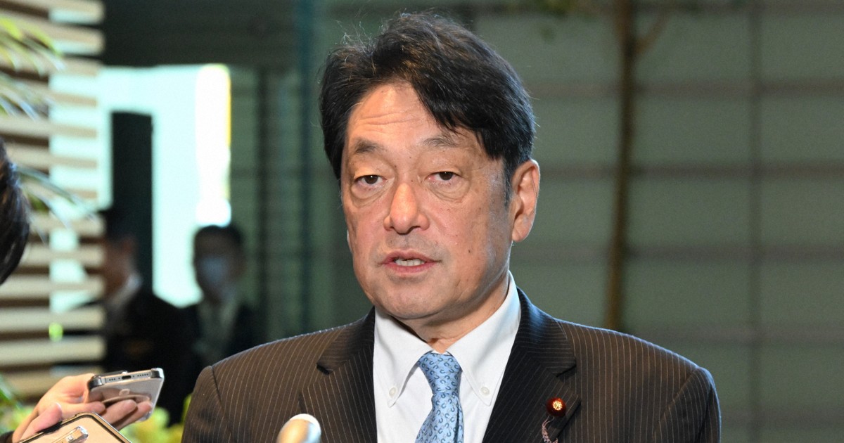 Ex-defense minister stresses need to debate Japan's non-nuclear principles