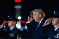 2026年も国際政治の主役になりそうな米トランプ大統領（中央）＝AP