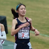 女子の21位でフィニッシュする青森山田の菅原綺星＝たけびしスタジアム京都で2025年12月21日、中川祐一撮影