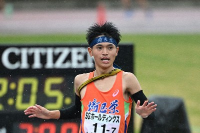 男子の23位でフィニッシュする埼玉栄の井上智也＝たけびしスタジアム京都で2025年12月21日、大西岳彦撮影