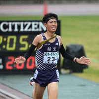 男子の21位でフィニッシュする稲生の稲垣瑛心＝たけびしスタジアム京都で2025年12月21日、大西岳彦撮影