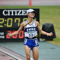男子の34位でフィニッシュする平田の行武直弘＝たけびしスタジアム京都で、大西岳彦撮影