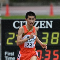 男子の3位でフィニッシュする倉敷の桑田旬斗＝たけびしスタジアム京都で、大西岳彦撮影