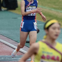 女子の19位でフィニッシュする銀河学院の萩原咲良＝たけびしスタジアム京都で、中川祐一撮影