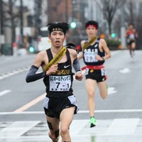 1区、西脇工を引き離す学法石川の増子（手前）＝長澤凜太郎撮影