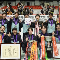 優勝した学法石川の選手ら＝京都市右京区の京都市体育館で21日、長澤凜太郎撮影