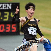 男子の1位でフィニッシュする学法石川の美沢央佑選手＝たけびしスタジアム京都で21日、大西岳彦撮影